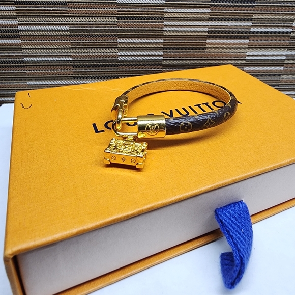 NEW Louis Vuitton Monogram Petite Trunk Charm Bracelet - Picture 2 of 5